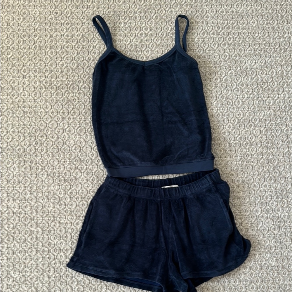 Suzue Kondi terry shorts with pockets and drawstring.